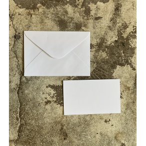 Enkelt hvidt kort med kuvert