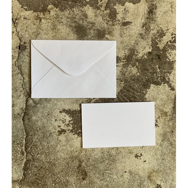 Enkelt hvidt kort med kuvert